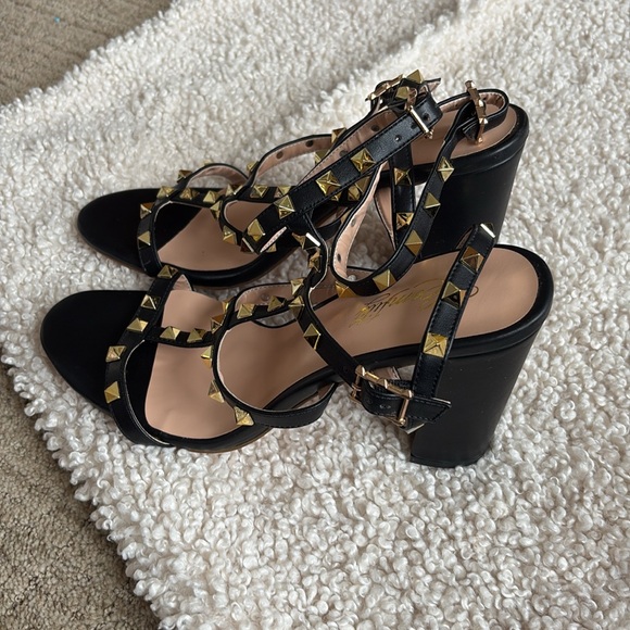 Strappy black sandal. NWOT size 9 - Picture 3 of 4